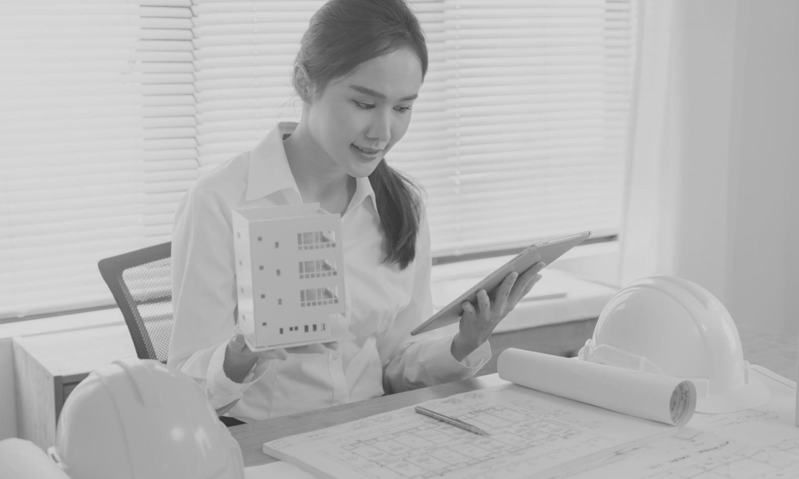 Profesionales trabajando en estrategias de ventas colaborativas
